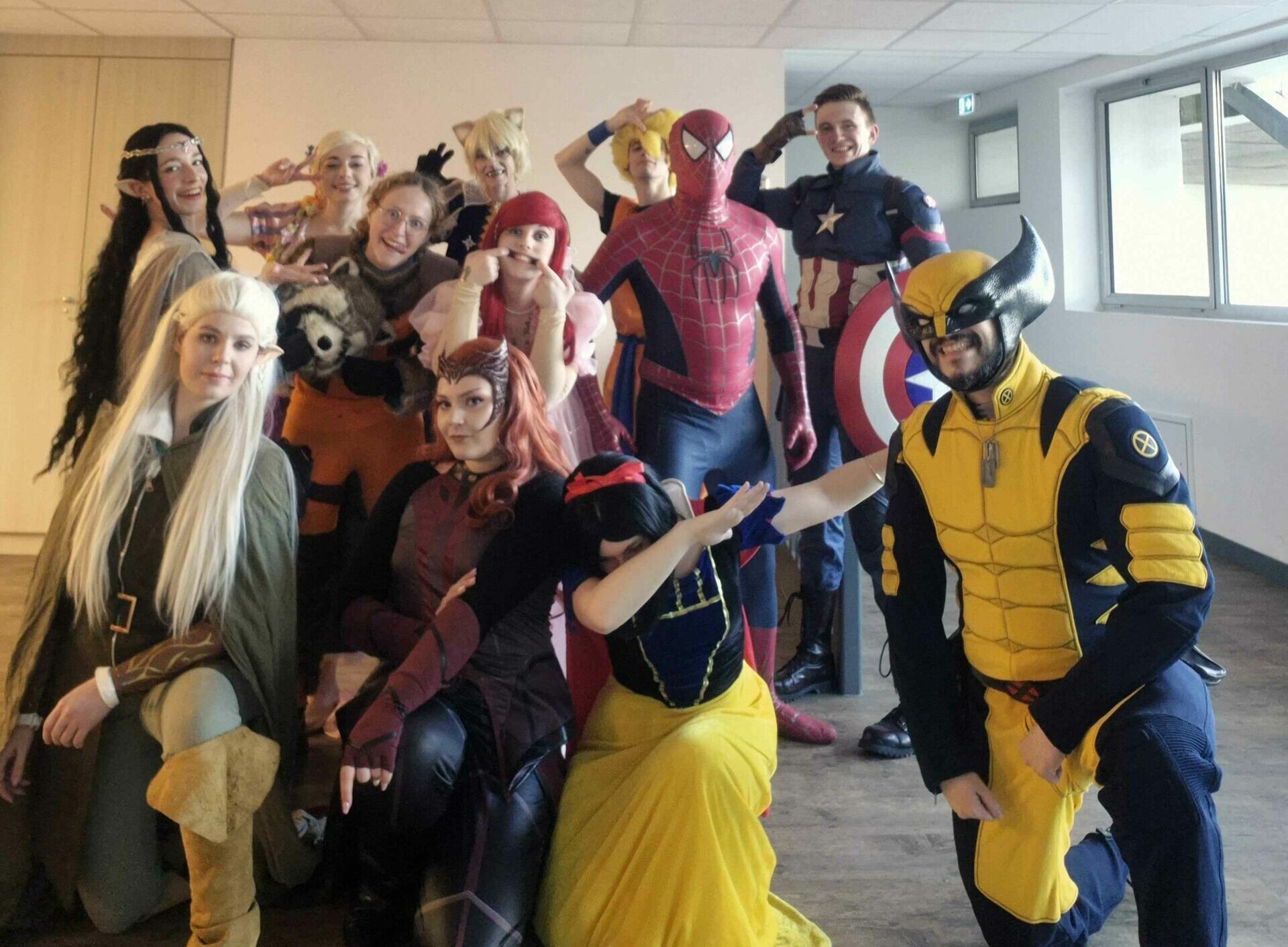 Photo de groupe des membres bénévoles de l'association Heroes Academy durant une intervention auprès d'un enfant malade