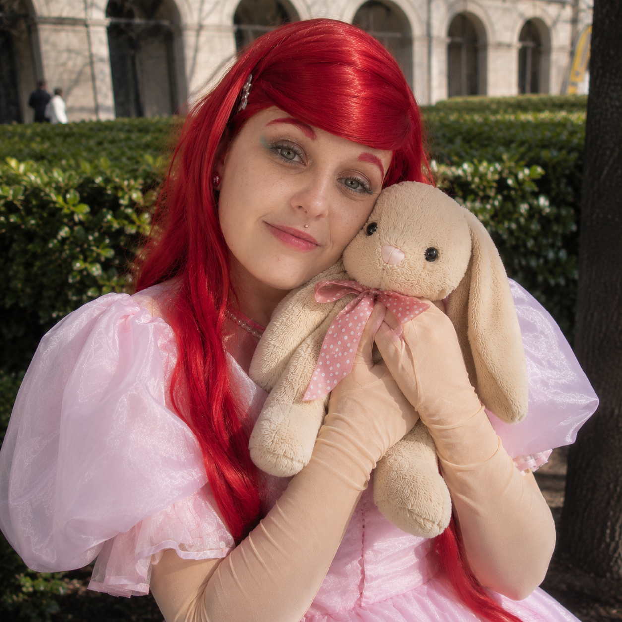 Cosplayeuse Heroes Academy tenant un doudou destiné aux enfants Ariel la petite sirène cosplay