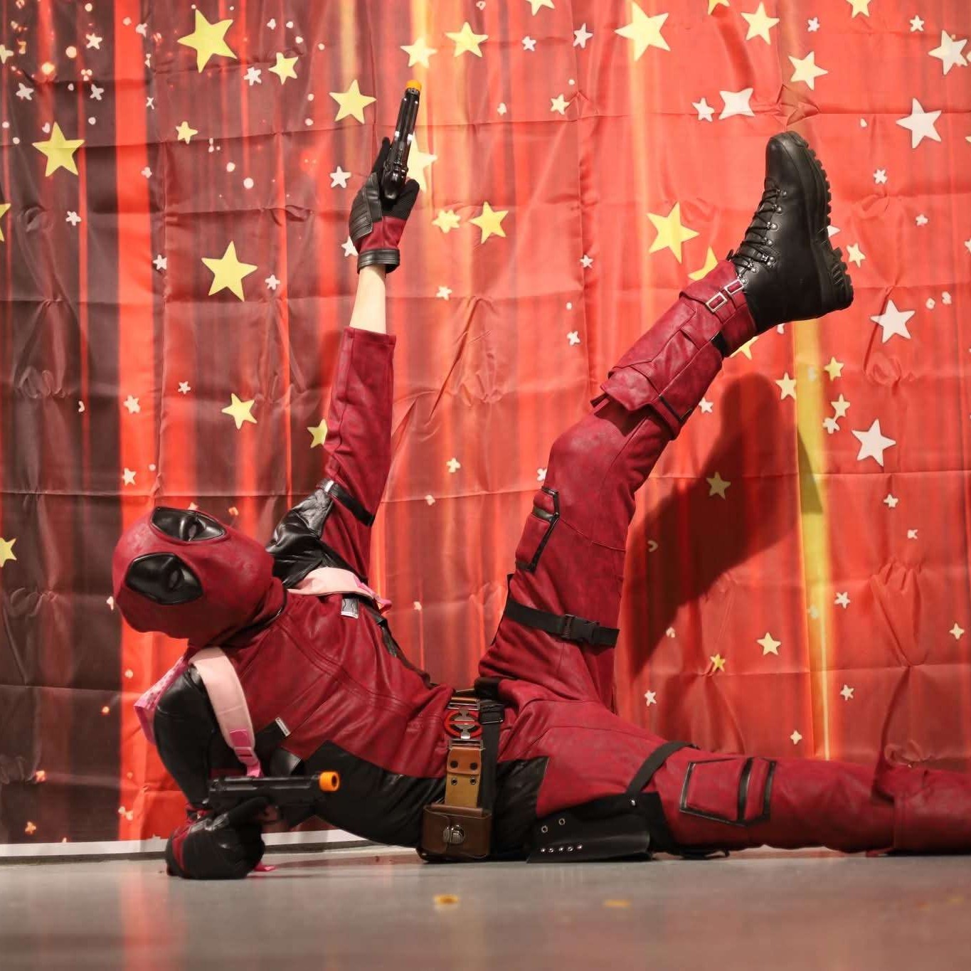 Cosplayeur Deadpool Heroes Academy lors d’une animation solidaire avec une association d'enfants en situation de handicap Cosplay