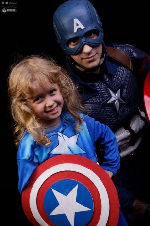 Animation Association Heroes Academy Cosplay Cosplayeur Captain America avec une enfant